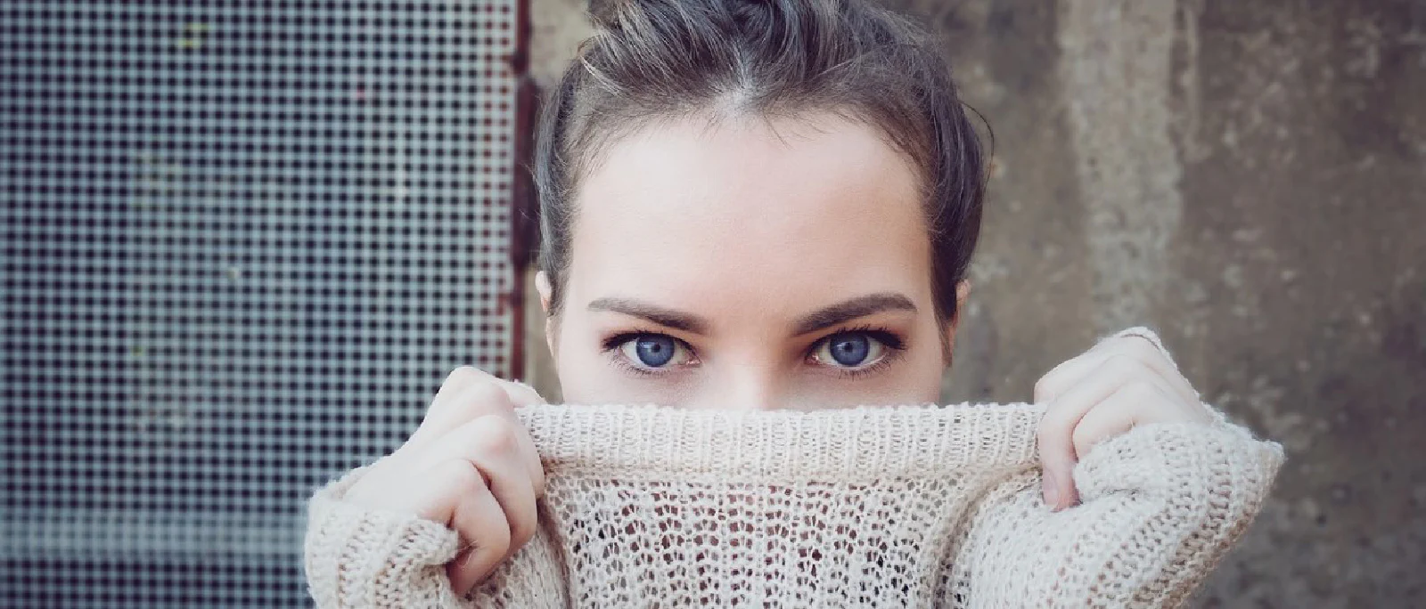 Geschäftsperson wertet Analytics-Ergebnisse aus