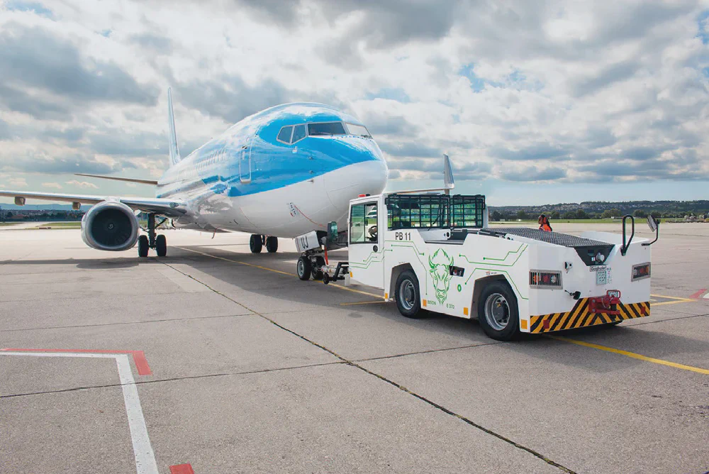 Goldhofer BISON E Schlepper am Flughafen